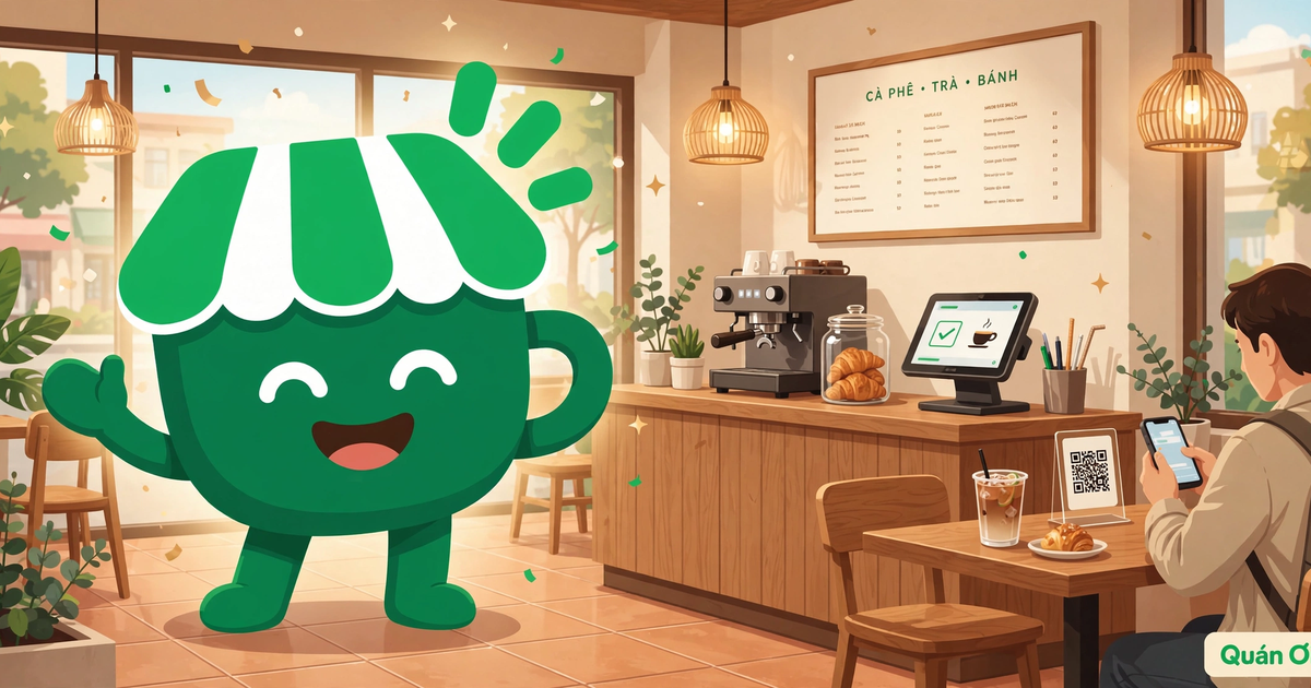 Linh vật ly cà phê Quán Ơi cười tươi trong quán cà phê hiện đại, bên quầy thu ngân có màn hình POS và khách đang quét mã QR gọi món tại bàn